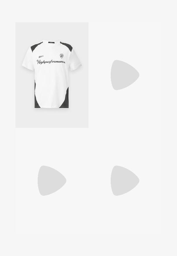 Balta trumpa rankovė t-shirt marškiniai su juodais akcentais. Yra "REPLAY FC" logotipas ir "Highperformance" tekstas sportiškame šriftuose. Pagaminta iš glotnaus medžiagos.; Džinsų stiliaus džersis su trumpomis rankovėmis, turintis tamsiai mėlyną ir šviesiai mėlyną dryžuotą dizainą, V formos apykaklę ir ryškiai matomą "REPLAY" logotipą.; Tamsiai mėlynos džinsinės kelnės su tiesiomis kojomis. Ypatybės: priekinės kišenės, užtrauktukas ir švelnus išblukimas link apatinio krašto.; Replay EPIC HIGH - Sportbačiai - black