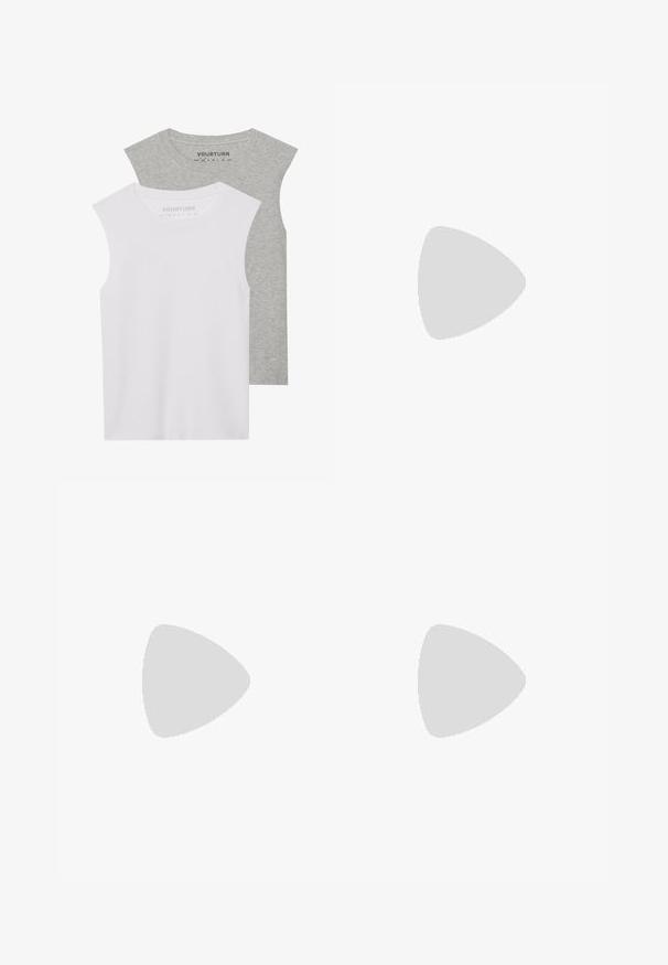 Due canotte senza maniche: una bianca e una grigia chiaro. Entrambe hanno un design liscio e aderente con scollatura rotonda. L'etichetta riporta "YOURTURN."; Shorts in denim nero con un taglio classico, dotati di chiusura a bottone, cinque tasche e orli ripiegati. Tessuto liscio con dettagli di pattern sottili.; Mocassini in pelle nera con finitura liscia, dotati di un dettaglio di cinturino anteriore e di una suola in gomma spessa con accenti scanalati.; Ray-Ban WAYFARER UNISEX - Occhiali da sole - black