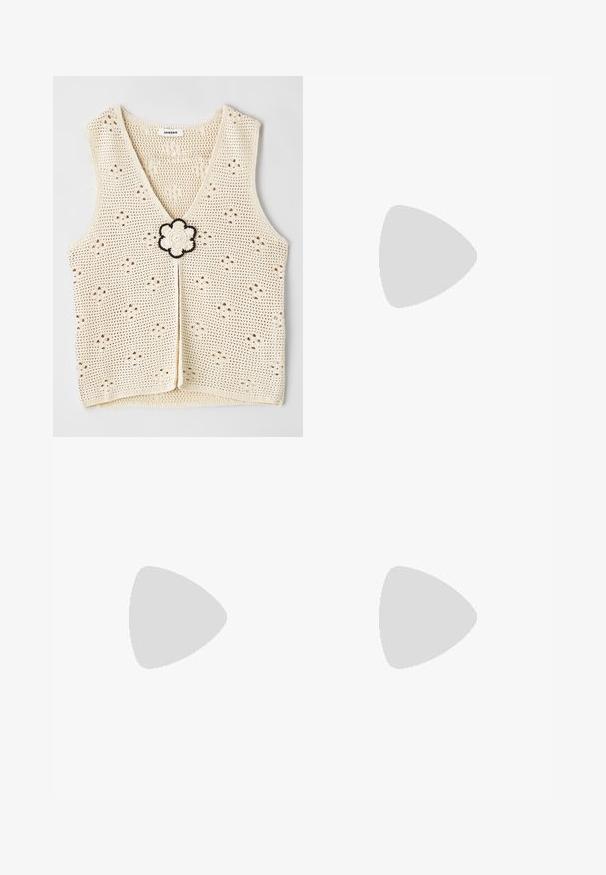 sandro HAUT  - Topp - ecru; Oliivrohelised kohandatud püksid, mis on valmistatud tekstuurist kangast. Omab sirget sääre disaini, millel on lame esiosa ja ei ole nähtavaid kaunistusi.; Beežist sueded ballettoe with a slight pointed toe, a bow detail in front, and a small metallic logo on the heel. Lame põhi.; Saepruun nahk-käekott, millel on ümar kuju ja lühike sang. Omab eemaldatavat helepruuni naha kotti, millel on lukk ja logoprint.