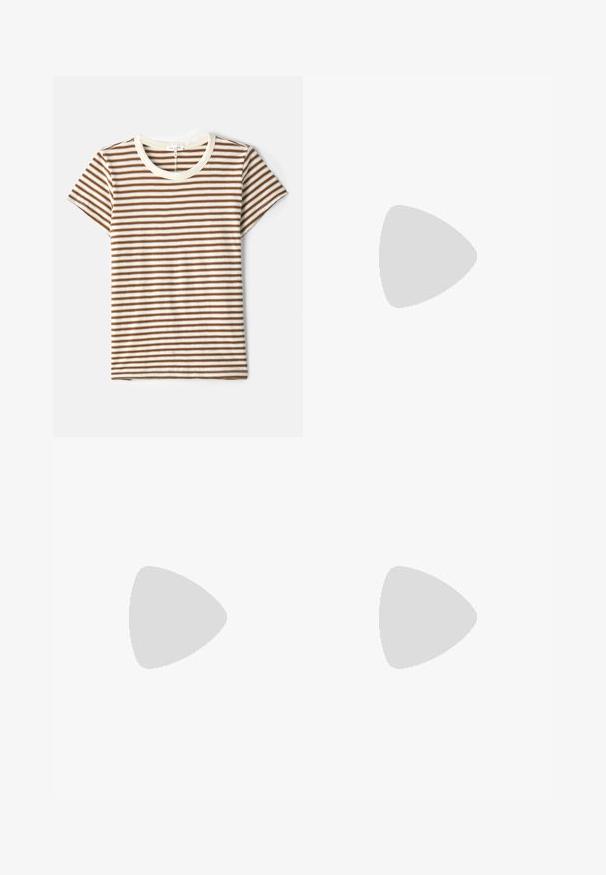 Prúhované tričko s hnedými a bielymi horizontálnymi pruhmi, krátkymi rukávmi a krémovým okrúhlym výstrihom z jemnej, textúrovanej tkaniny.; Biele nohavice s širokými nohavicami vyrobené z bavlny, s elastickým pásom a vyšívanými paisley vzormi na spodnom okraji. Hladká štruktúra.; Olivovozelené semišové mule s nízkým, masivním černým podpatkem. Obsahuje boční řemínek se stříbrnou sponou pro úpravu. Celkově hladký povrch.; Strieborné náušnice s vlnitým, abstraktným dizajnom zdobené malými, iskriacimi kryštálmi. Zabezpečené zapínanie na postrannú sponu.