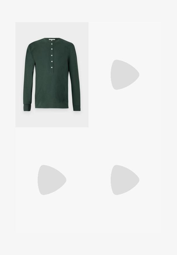 Chemise henley à manches longues de couleur vert foncé, fabriquée en coton, avec un col rond, cinq boutons blancs et des poignets côtelés. Texture lisse.; Shorts en coton beige avec une taille élastique et un cordon de serrage. Dispose d'un tissu texturé avec une finition lisse et des accents métalliques carrés sur les liens.; Baskets en cuir blanc avec une surface lisse, bout rond et design minimaliste. Présentent des accents beiges sur le talon et une semelle en caoutchouc.; Sac bandoulière en cuir noir avec un rabat, accessoires en métal argenté et deux accents ronds. Doté d'une bandoulière amovible. Texture lisse.