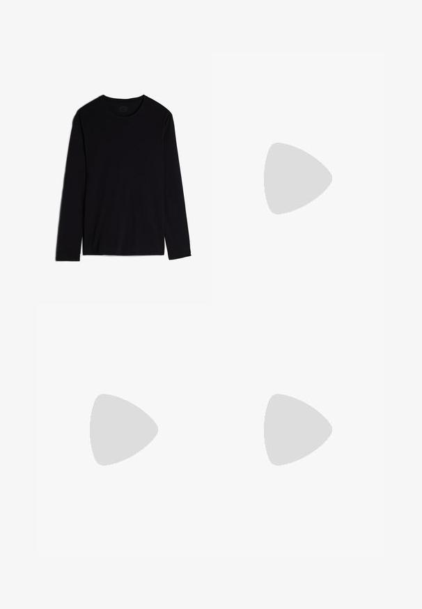 Zwarte langärmelige shirt gemaakt van zachte stof, met een ronde hals en een eenvoudig, naadloos ontwerp. Geen zichtbare patronen of accenten.; Zwarte broek van een gladde stof, met een rechte pijp ontwerp, riemlussen en twee zijzakken. Klassieke uitstraling zonder versieringen.; Zwarte leren instapper met een ronde neus, een decoratieve band en hardware, en een chunky, gestructureerde zool. Glad afwerking met subtiele details.; Zilveren ketting met dikke schakel en een centraal ronde hanger met ingewikkelde details. Gladde, reflecterende metalen oppervlakte.