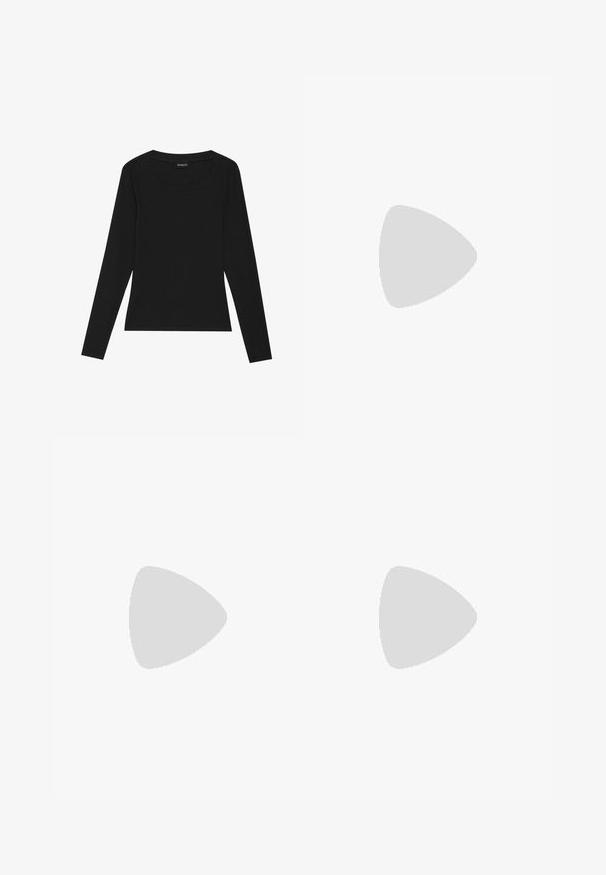 Top negru cu mânecă lungă, cu un guler rotund și o siluetă ajustată. Materialul are o textură netedă și o calitate elastică.; Pantaloni negri evazați dintr-un material moale, cu talie elastică și o textură netedă, concepuți pentru a se potrivi strâns pe coapsă și a se evaza la tiv.; Încălțăminte sportivă argintie și neagră, cu un superior din plasă și material sintetic, design voluminos și finisaj texturat. Dispune de un guler captusit și talpă din cauciuc.; Cercei rotunzi din argint cu un finisaj neted și strălucitor. Design ușor, având o formă rotundă și închidere cu tijă.