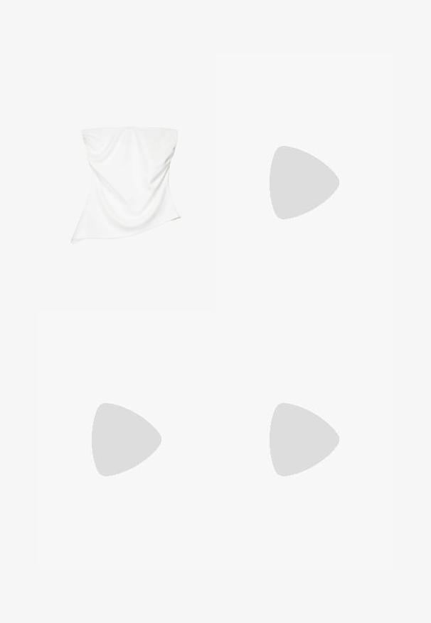 Bílý bezramínkový top vyrobený z hladkého, splývavého materiálu. Asymetrický lem s jemným zakřivením. Žádné viditelné zapínání ani vzory.; Kalhoty s širokými nohavicemi v krémové tkanině s hladkým povrchem. Mají čistý pas a černé lemování podél lemu pro kontrast.; Černé tkané mulo s otevřenou špičkou a elegantním, zakřiveným podpatkem. Materiál má lesklý povrch a nabízí strukturovaný, kostkovaný vzor.; Námořnická semišová kabelka s volným designem, širokými ramenními popruhy a viditelným šitím na těle.