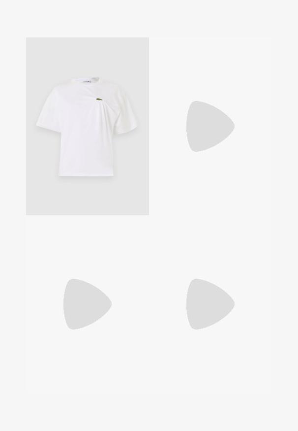Hvid bomulds t-shirt med løs pasform, der har et lille grønt broderet logo på brystet. Korte ærmer og rund halsudskæring.; Hvid plisseret nederdel med en marineblå talje, der har et Lacoste-logo og røde detaljer. Lavet af et glat, blødt materiale.; Hvide lave sneakers med tykke såler og snørebånd, med perforerede detaljer på siderne og tåområdet, vist på en hvid baggrund.; Sorte cat-eye solbriller med mørke linser, mat finish og en fremtrædende hvid "LACOSTE" logo på bøen.