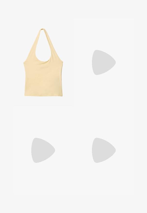 Stradivarius Top - light yellow; Beige breddebukser lavet af blødt stof med høj talje, der har plisseringer og en frontknaplukning. Glat tekstur og skræddersyet design.; Sorte ruskind slide sandaler med to brede stropper, hver med en stor guldspænde og en naturlig kork sål med en tekstureret gummisål.; Pilgrim DUNE - Øreringe - gold plated