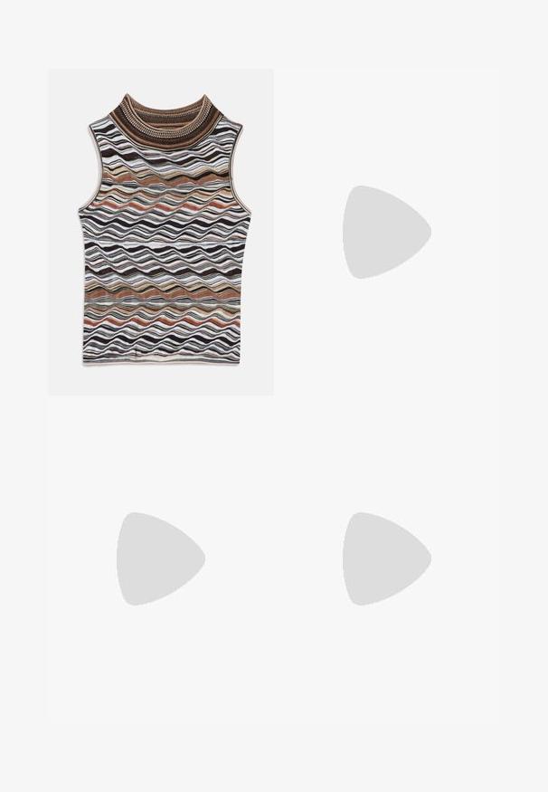 Mouwloos topje met een hoge hals, voorzien van een golvend patroon in aardetinten van bruin, wit en zwart, gemaakt van een zachte, gestructureerde breistof.; Gebreide wijde broek met meerkleurige horizontale strepen in aardetinten, waaronder mosterd, teal, bruin, zwart, roze en grijs.; Zwarte hak sandaal met een enkelbandje. Kenmerkt zich door een textuur, multicolor stoffen band over de tenen. Gladde leren afwerking.; Bordeauxrode leren crossbodytas met een geweven patroon, gouden hardware accenten, verstelbare riem en flapsluiting.