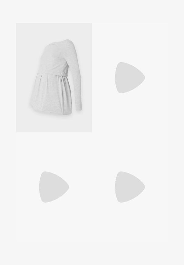 Svetlo siva dolga majica za nosečnice z okroglim izrezom, prelivajočim A-linijskim dizajnom in zbranim materialom pod prsmi za udobje.; Beige hlače po meri iz mešanice bombaža z ravnim krojem, opremljene s sprednjimi naborki in stranskimi žepi.; Bela teniska s gladkim sintetičnim zgornjim delom, perforiranim prednjim delom, ravnimi vezalkami in teksturiranim podplatom, prikazana na leseni površini.; Rjava usnjena torbica z ramenskim ročajem, ukrivljene oblike, minimalnim šivom in zlato-tonirano kovinsko dekoracijo. Ima zgornje zapiranje na zadrgo in nastavljiv trak.; Srebrne obročaste uhane z gladko, sijočo površino. Zaobljena oblika, lahka zasnova, z zapiranjem na zatič.