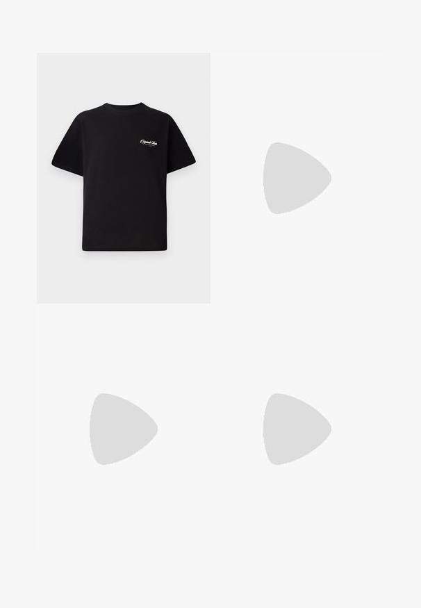 Camiseta de algodón negra con cuello redondo, mangas cortas y pequeño texto en blanco del logo en el lado izquierdo del pecho. Diseño simple, corte clásico.; Pantalones cortos beige hechos de una tela ligera, con cinturilla elástica y cordón ajustable, presentan un sutil patrón de cuadrícula y un corte recto.; Zapatillas deportivas blancas con un upper de punto texturizado, cordones planos y una suela acolchada con cámaras de aire visibles para mayor soporte.; Collar de conchas blancas compuesto por formas irregulares, usado sobre una camiseta ajustada blanca. Textura suave con un brillo sutil, diseño ceñido.