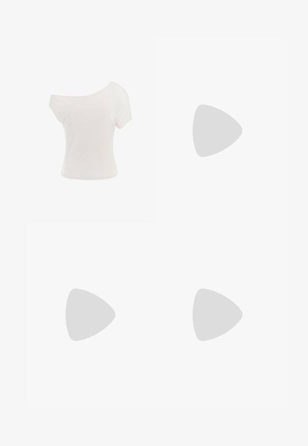 Camiseta blanca sin mangas hecha de un tejido suave y ligero. Manga corta, forma ajustada y detalle de dobladillo enrollado. Textura suave.; Jeans de mezclilla negra acampanados con una textura suave, diseño de cinco bolsillos y cierre de botón en la cintura.; Sandalia negra de tiras con punta cuadrada y tacón bajo de bloque. Presenta múltiples tiras delgadas y una correa ajustable en el tobillo. Fabricada en cuero suave.; Pendientes de gota de plata con un arete cuadrado, presentando un acabado suave y pulido en forma de lágrima, que refleja la luz con una superficie brillante.