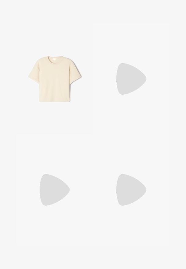 Lühikeste käistega beež T-särk pehmest kangast, millel on ümmargune kaelus ja vaba lõige, peene tekstuuriga ning ilma nähtavate mustriteta.; Pikk, jalgaistuv seelik tuhm taupe värviga, valmistatud siledast kangast, külgslitsidega liikumisvabaduse jaoks. Puhtad, lihtsad jooned.; Mustad musta kontsaga sandaal, millel on punutud rihma disain, ruudukujuline varvas ja reguleeritav pahkluu rihm. Heleda beeži värvi jalapadi ja läikiv must konts.; Must musta käekott, millel on kumer kuju, üks rihm, lukuga sulgemine ja peen brändimine esiküljel. Sile tekstuur, minimalistlik disain.