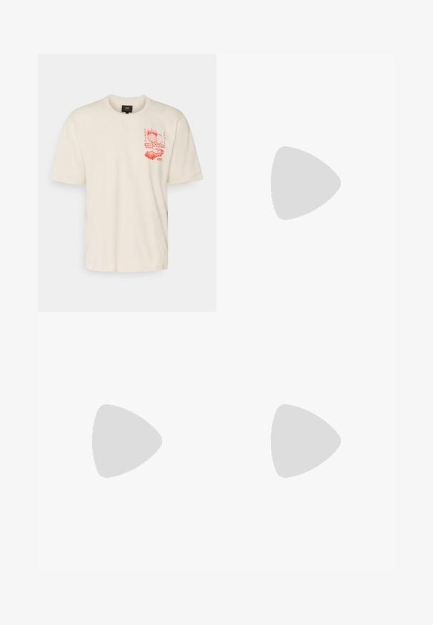 Majica od pamuka boje kreme s kratkim rukavima, koja sadrži crveni grafički dizajn s globusom i automobilom, te ribanom okruglom izrezom.; Carhartt WIP SIMPLE PANT - Traperice opuštenog kroja - black heavy stone wash; Crne platnene tenisice s bijelim gumastim vrhovima i vezicama. Kontrastni šavovi i metalne rupice dodaju detalj. Nosive s bež hlačama i crnim materijalom.; Crni najlon crossbody ruksak s patentnim zatvaračima, podesivim remenom i suptilnim logotipom na prednjoj strani. Glatka tekstura i pravokutni oblik.