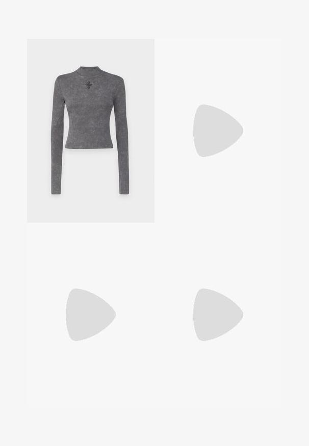 Grå ribbet langærmet top med høj hals og dekorativ korsbroderi i midten. Glat tekstur med en tætsiddende design.; Mørkeblå flagrende jeans lavet af denim. Har høj talje, forlommer og splitdetaljer i kanten. Klassisk fem-lomme design.; Sorte læder ankelstøvler med spids tå og blokhæl, parret med skinnende sølvbukser, der fremhæver glatte teksturer og kontrasterende farver.; Brun læder håndtaske med flaplukning, hardware i gyldent tone, en skulderrem og en glat overflade. Kompakt rektangulær form.