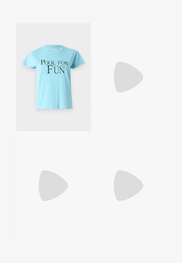 Lichtblauw katoenen T-shirt met een zwarte grafische tekst "POOL FOR FUN" en "MM6 Maison Margiela" op de voorkant. Korte mouwen en ronde hals.; STAUD LUCA PANT - Broek - navy; Bruine en paarse sneaker met een roze ontwerpaccent, van suède en textielmaterialen, platte veters en een contrasterende witte zool.; Bruine suède handtas met een gestructureerde vorm, ronde body en verlengde ruitvormige handvatten. Voorzien van een sluiting met zilveren hardware.