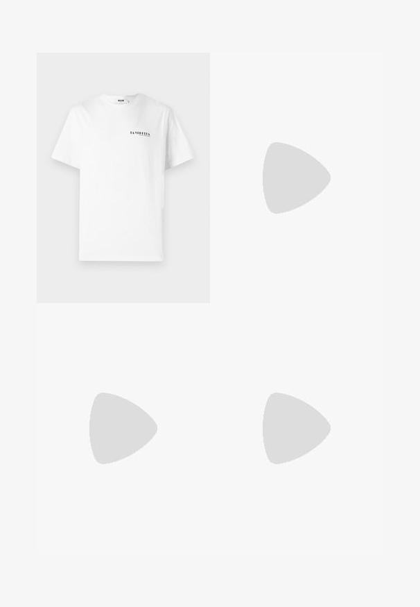Hvid bomulds t-shirt med rund hals, featuring en lille sort grafisk tekst "LA VEDDITA" på det venstre brystområde.; Bløde sorte og grå shorts med et tekstureret mønster, der ligner bogstavet "M." Shortsene har en talje med en knap og sidelommer.; Sort lædersneakers med grå accenter, hvid gummisål, rund tå og seks sorte øjer til snørebånd. Teksturert sidetavle-detalje.; Sort taljebånd, lavet af slidstærkt stof, har en lynlåslukning, et netpanel, justerbar rem og et logo-patch på forsiden.