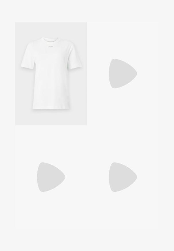 Een witte katoenen t-shirt met een ronde hals, korte mouwen en een klein zwart "Calvin Klein" logo op de borst. Eenvoudig ontwerp, geen patronen.; Zwarte flared broek met een gladde textuur en een op maat gemaakte pasvorm. Beschikt over een hoge taille en een minimalistisch ontwerp. Geen zichtbare patronen of hardware.; Zwarte leren hoge hak met een spitse neus, een gladde textuur en een tapse hak. Minimalistisch ontwerp, geen extra versieringen.; Witte lederen handtas met een gebogen vorm, voorzien van een reliëf "CK" logo aan de voorkant en een enkele schouderriem. Ritsluiting aan de bovenkant.
