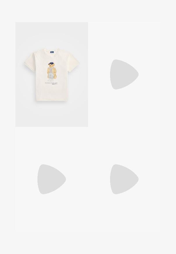 Krämfärgad bomull t-shirt med en grafisk illustration av en björn i jacka och keps, med text under som säger "POLO BEAR av RALPH LAUREN."; Kjol med rosa bas och gröna och marinblå blommönster, tillverkad av ett mjukt tyg, med en figurnära midja och en rak siluett.; Vita sneakers med gröna läderdetaljer och en tan-färgad gummisula. Har en tygkropp och en framträdande logotyp på sidan. Snördesign.; Vit läderhandväska med en böjd form, gyllene detaljer och en texturerad yta, bärs över en mörk blazer och vit skjorta.