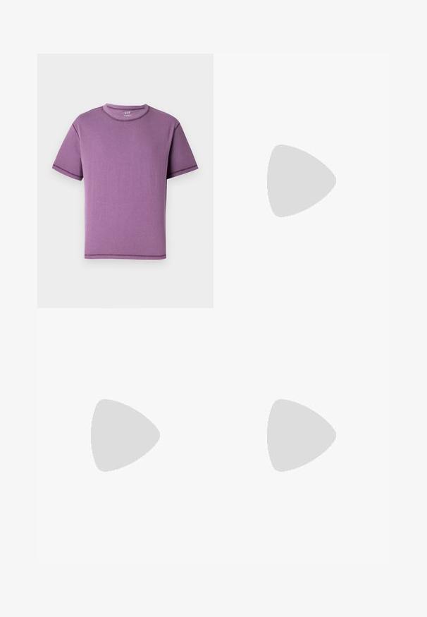 Lila T-Shirt mit kurzen Ärmeln aus weicher Baumwolle, mit Rundhalsausschnitt und kontrastierenden Nähten entlang der Nähte.; Dunkelblaue Jeansjacke mit Kragen, Knopfleiste, zwei seitlichen Taschen und geradem Saum. Texturiertes Material mit klassischem, lässigem Design.; Marineblaue Denim-Hosen mit lockerer Passform, ausgestattet mit einem kleinen weißen Punktmuster, fünf Taschen und einem Knopfverschluss an der Taille.; Schwarze Lederloafers mit glatter Oberfläche, gesteppten Details über dem Vorderblatt und einem leicht erhöhten Absatz.