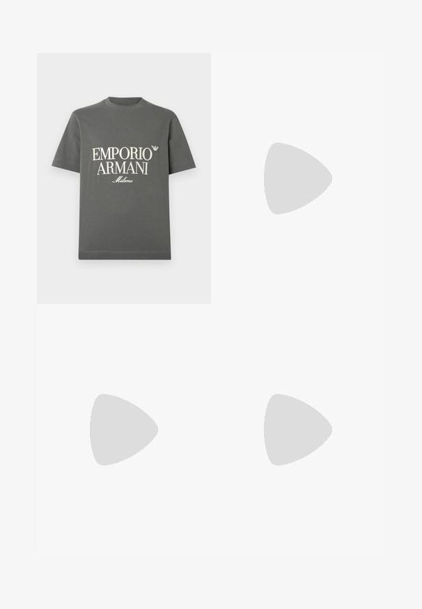 Grå bomulls t-skjorte med korte ermer og rund hals, med hvit blokktekst og en logo på brystet. Glatt tekstur, enkelt design.; Sorte bukser med lett og teksturert stoff, rett ben-design, elastisk midjebånd og sidelommer med glidelås.; Svart lær sneakers med lav profil, utstyrt med såle i kremfarge, rund tå og snøring, akkompagnert av en hæl i svart semsket skinn.; Svart metall kjedearmbånd med sammenkoblede lenker, firkantede detaljer og en jevn overflate. Justerbar design for optimal passform.