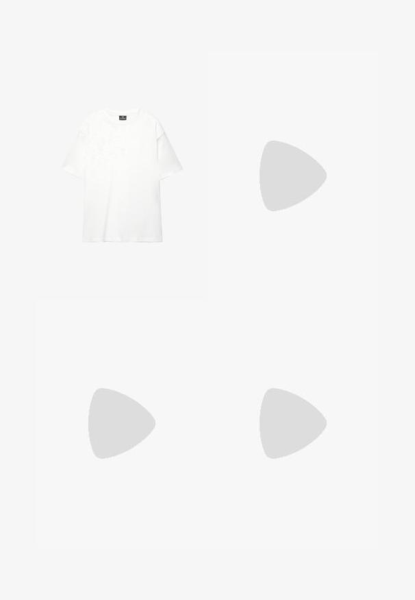 Bílý oversized tričko vyrobené z měkké, hladké bavlny; má krátké rukávy, kulatý výstřih a čistý, nezdobený design.; Hnědé pruhované šortky volného střihu. Vyrobené z lehké látky, s plisováním a ohrnutým lemem pro dodatečný detail.; Hnědé kožené mokasíny s lesklým povrchem, zdobené dekorativními třásněmi a s kulatou špičkou. Plná gumová podrážka pro podporu.; Sluneční brýle v želvovinovém designu se čtvercovými rámy, průhlednými skly a štíhlými stranami s jemným detailem loga. Matný a lesklý povrch.