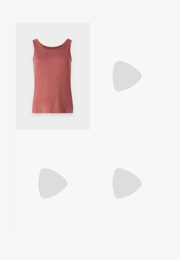 Camisola sem mangas de algodão vermelho com decote arredondado e alças largas, apresentando uma textura suave e um silhueta ajustada. Sem padrões ou adornos.; Calções às riscas rosas e brancas com fecho de botão e zipper, apresentando bolsos frontais e um corte descontraído. Tecido em algodão, textura suave.; Sandal de couro bordô com ponta quadrada, tira fina no tornozelo, detalhes em dourado e salto bloco robusto. Textura suave e design minimalista.; Bolsa de couro bordô com um design suave e franzido, e uma forma arredondada. A alça é fixa, apresentando uma textura suave.