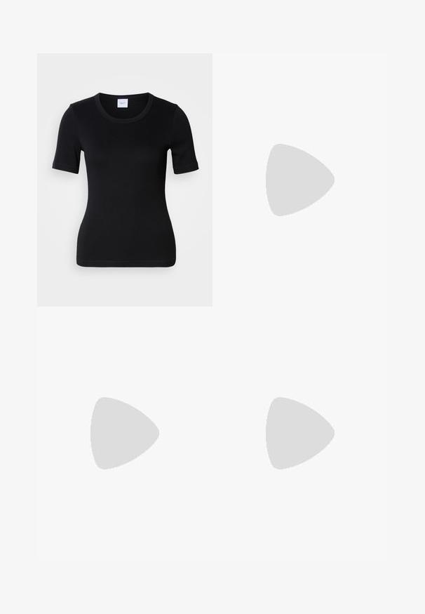 Crna kratka majica s kratkim rukavima izrađena od mekog pamuka. Ima okrugli izrez i uski kroj s minimalnim detaljima šavova.; Plave traperice s visokim strukom, ravnim nogavicama i izblijedjelim dijelovima. Imaju prednje džepove i metalne detalje.; Crne kožne čizme do koljena s oštrim vrhom i visokim stiletto potpeticama. Glatka tekstura i sofisticirani dizajn, s minimalnim detaljima.; Set srebrnih naušnica koje sadrže razne dizajne: kružne, naušnice s dugmetom i viseće stilove, s lopticama i oštrim elementima.