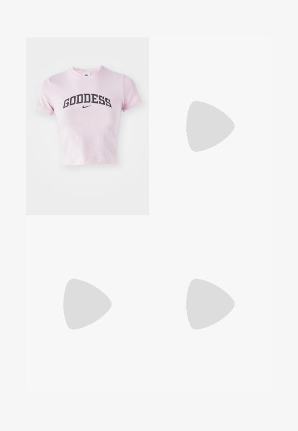 Ljusrosa croppad t-shirt i bomull med en djärv svart "GODDESS" grafik och Nike-logga på framsidan. Korta ärmar, rund hals.; Svart sportshorts med ribbad midja, med sidsömmar och bruna accenter, tillverkade av ett lätt och slätt material.; Ljuslila Nike Air Force 1-sneakers i mocka och läder, med vita sulor och matchande snören. Bärs med ribbade krämfärgade strumpor.; Guld metall bågar solglasögon med rektangulära orange-tonade linser. Distinkta tunna sidor och subtila texturerade detaljer nära gångjärnen.
