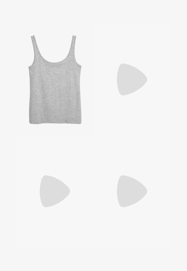Débardeur gris en coton doux, doté de larges bretelles et d'un décolleté rond. Texture lisse et sans motifs visibles.; Touché Privé WITH DARTS - Jupe longue - khaki; Bottine à franges en daim tan avec trois couches de franges. Bout pointu et petit talon carré. Texture lisse sur l'ensemble.; Lunettes de soleil en écaille de tortue avec des montures ovales, des verres marron et des branches noires fines présentant des accents de motif subtils.; Sac à main en cuir marron avec une forme arrondie, présentant un détail de boucle et de longs franges sur le bas. Quincaillerie en ton doré.; Une pile de deux anneaux ; le dessus est en ambre avec des tourbillons, et le dessous est beige clair ; les deux sont en résine lisse et brillante.