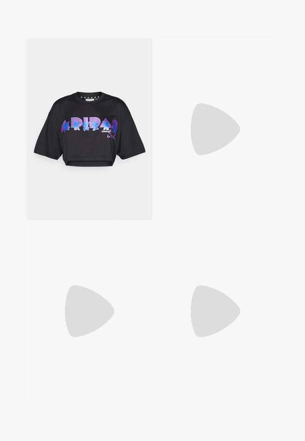 T-shirt noire cropped en tissu léger, avec un grand texte graphique violet et bleu et des éléments de design sur le devant, avec des manches courtes.; Shorts de sport noirs en tissu extensible, dotés d'une taille haute, d'une texture lisse et d'un logo à trois bandes blanches sur le côté.; Baskets de sport synthétiques roses avec des lacets et des accents noirs, possédant une finition brillante et un logo bien en vue sur la languette, portées avec des chaussettes noires.; Sac à main en patent rose avec un logo et des poignées noirs, de forme arrondie et avec une fermeture éclair. Sa texture brillante améliore la visibilité.