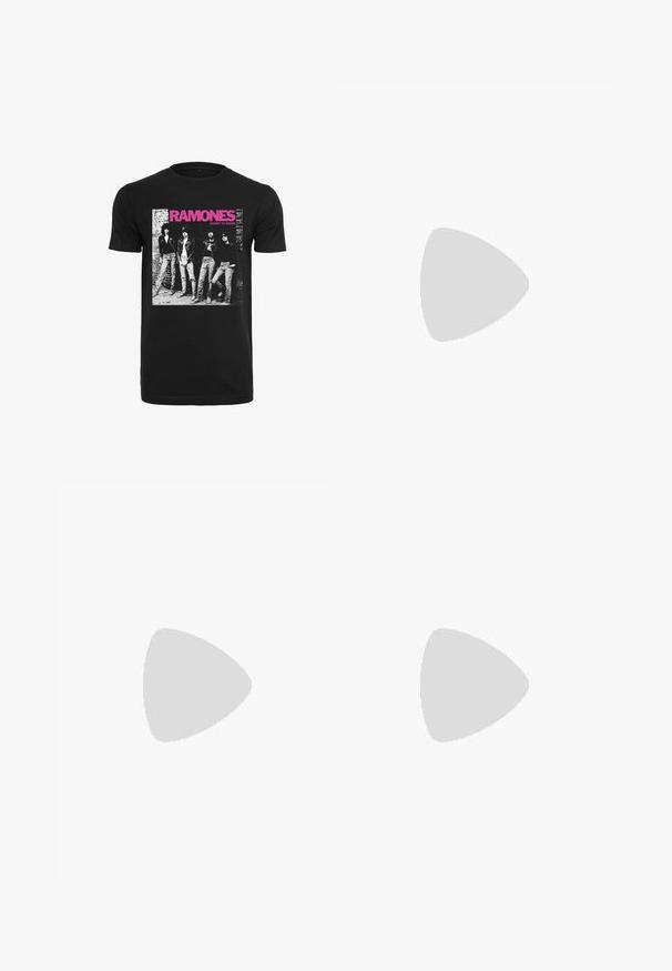 Svart bomull T-skjorte med en vintage grafisk print av fire figurer i et svart-hvitt bilde, med "RAMONES" og "ROCKET TO RUSSIA" i lys rosa.; GAP STRAIGHT PERFORMANCE - Bukse - true black; Sorte skinn ankelstøvletter med spiss tå, elastiske sidepaneler, vertikale sømdetaljer og en lav blokkhæl.; Sorte rektangulære solbriller med mørke linser, en glatt plastikkramme og en subtil logo på venstre arm. Minimalistisk design.; Sølv rustfritt stålklokke med svart skive, store numeriske timeindekser, og en sølv kjede armbånd. Har en teksturert bezel.