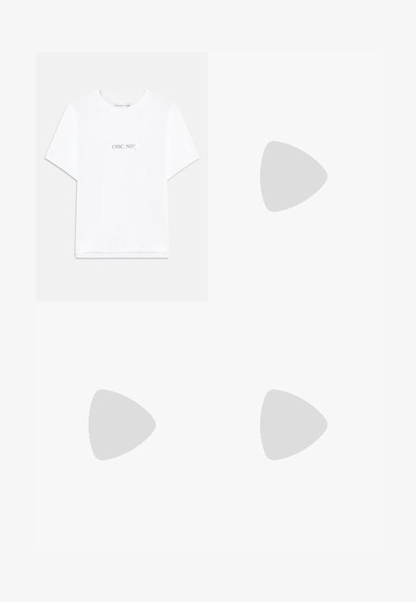T-shirt en coton blanc avec des manches courtes et un ourlet droit. Texte centré en noir indiquant "CHIC, NON ?". Design classique à col rond.; Victoria Beckham TAILORED STRAIGHT LEG TROUSER - Pantalon classique - black; Escarpins noirs à bride arrière avec un bout pointu, tige en tissu texturé, petit talon kitten et un détail de sangle décoratif à l'avant.; Victoria Beckham MINI POUCH - Sac à main - white