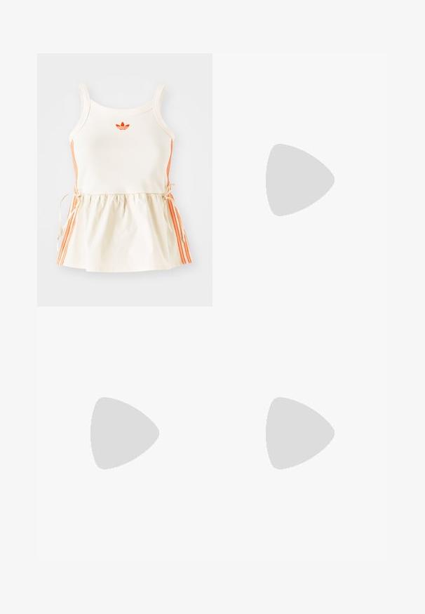 Crème tanktop met oranje zijstrepen en een geborduurd logo. Voorzien van een verstelbaar trekkoord in de taille en een getailleerd ontwerp.; Zwarte fluwelen broek met brede pijpen, een hoge taille en een zijrits, weergegeven tegen een witte achtergrond.; Zwarte sneakers met een bovenwerk van suède en synthetisch materiaal, voorzien van drie witte strepen, een gestructureerde rubberen zool en een blauw logo-label op de tong.; Zwarte zonnebril met een elegante, wraparound ontwerp, donker getinte lenzen en glanzende kunststof monturen. Bevat merknaam op de arm.; Zwarte lederen hobo tas met een geplooide textuur, met een gladde, ronde vorm en een brede, gebogen handgreep voor gemakkelijk dragen.; Zilveren metalen armband met een gladde, matte afwerking. Heeft een open ontwerp met afgeronde randen, waardoor de maat verstelbaar is.