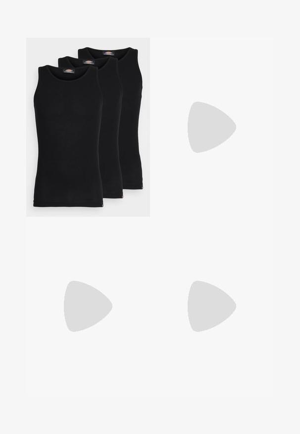 Tops de tanque pretos em um pacote de três. Textura canelada, decote redondo padrão, sem mangas. A barra apresenta um pequeno logotipo da marca na parte inferior.; Jeans de denim azul claro com um design de perna reta, apresentando um efeito de desbotado, estilo de cinco bolsos e fecho de botão.; Sapatilhas Nike Air Force 1 pretas com parte superior em pele, língua em malha e sola em borracha, apresentando um design de cano alto e atacadores grossos.; Conjunto de sete anéis de prata com vários designs, incluindo padrões torcidos, entrelaçados e gravados. Diferentes formas e larguras.