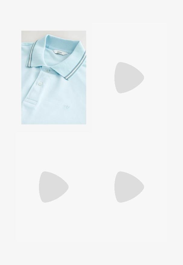 Svetlomodrá polo tričko vyrobené z textúrovanej tkaniny. Má klasický golier so šedými a bielymi pruhmi, dve gombíky a malé logo koruny.; Krémové šortky vyrobené z ľahkého materiálu, s predným zapínaním na gombík, pútkami na opasok a hladkou textúrou. Prítomný je rovný lem.; Lesklá čierna kožená obuv na šnurovanie, ktorá sa vznáša nad hladkým, svetlošedým podlahou a vertikálnymi kovovými tyčami v pozadí.; Hnedá kožená taška na laptop s textúrovaným povrchom, dvojitými hornými uchami, nastaviteľným popruhom a dvoma prednými prackami pre pridaný detail.