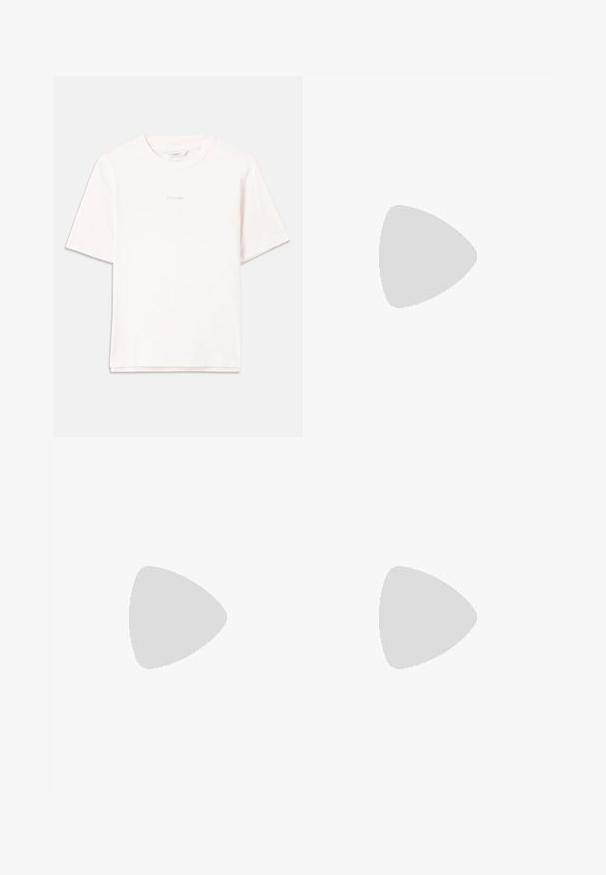 Vaaleanpunainen lyhythihainen t-paita, joka on valmistettu puuvillasta. Paidassa on pyöreä kaula-aukko ja rintaan kirjailtu logo hillityssä sävyssä.; Housut, joissa on leveät lahkeet ja kevyttä kangasta, joissa on vaaleat kalojen ja kasvien kuviot. Nastaselkä, jossa on kiristysnyöri.; Nude lakattu nahkasaappaat, joissa on neliön muotoinen kärki, nilkkahihna ja raskas lohkolohko. Tasainen pinta ja minimimuotoilun yksityiskohdat.; Ruskea mokkasiiniolkalaukku, jossa on kohokuvioitu kukkakuvio, jota täydentävät sileä ruskea nahkaremmi ja kultasävyiset yksityiskohdat.