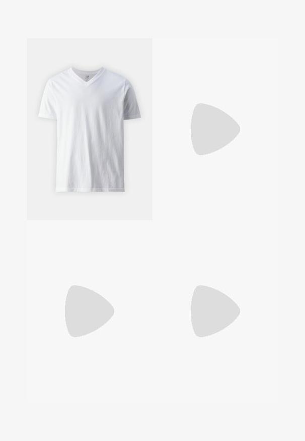 Kurzärmliges, V-Ausschnitt T-Shirt aus Baumwolle in Weiß. Hat ein einfaches Design mit glatter Textur und lockerer Passform.; Schwarze Shorts aus einem Baumwoll-Mischgewebe, mit klassischem Schnitt, frontalen Taschen und einem Knopfverschluss an der Taille.; Schwarze Slide-Sandale mit zwei verstellbaren Schnallen, strukturiertem Fußbett und korkähnlicher Sohle. Bietet ein flaches, breites Design für hohen Komfort.; Schwarze Plastiksonnenbrille mit grünen Gläsern, quadratischen Rahmen, silbernem Akzent auf der Augenbraue und strukturierten Bügeln. Angegebene Marke auf dem inneren Bügel.