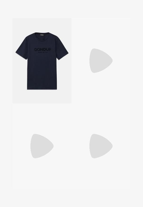 Marineblå bomulds T-shirt med kortærmer, prydet med teksten "DON DUP" og "MADE IN ITALY" i blødt sort tryk på brystet.; Beige wide-leg bukser lavet af bomuld, med høj talje, forner plisseringer og en enkelt knaplukning. Glat tekstur, ingen synlige mønstre.; Mørkebrun struktureret læder sneaker med snøring og hvid rillede gummisål på en lys ensfarvet baggrund.; Sort læder clutch med struktureret overflade, frontlynlåslomme og aftageligt håndledsrem. Har et logo patch på forsiden. Firkantet form.