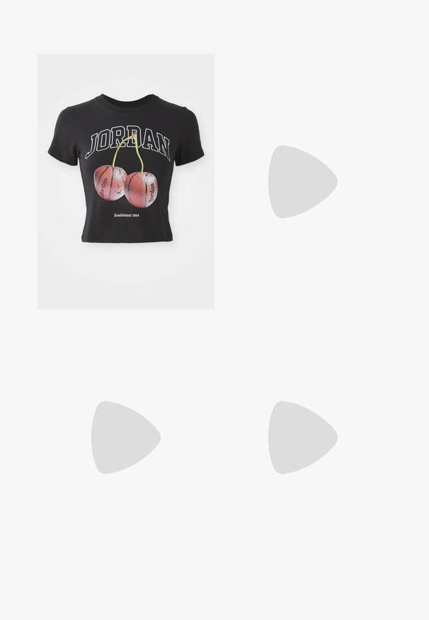 T-shirt cropped preto em algodão com "JORDAN" em branco, acompanhada de uma ilustração de duas cerejas vermelhas que se assemelham a bolas de basquete. Detalhes incluem "Estabelecido em 1984."; Jeans de ganga azul claro, flare, com uma cintura alta, apresentando dois botões e bolsos frontais. O tecido tem uma textura desbotada com variações subtis.; Tênis Nike com um upper translúcido em suaves tons pastel, painéis texturizados e uma sola acolchoada distinta composta por segmentos empilhados.; Fivelas de tecido preto com uma textura franzida, apresentando padrões de ilhós. Dois tamanhos, ambos macios, com um acabamento delicado.