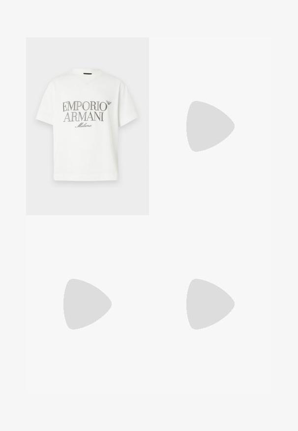 Hvid bomulds t-shirt med en stor grå "Emporio Armani Milano"-logo på forsiden og en lille logo øverst til venstre.; Brune linned shorts med afslappet pasform, elastisk talje og lige ben. Glat tekstur med et simpelt, rent design.; Hvide lavt-op sneakers med en tekstureret læderoverdel, cremefarvet ribbet sål og en tan hælaccent. Har hvide snørebånd og logo-detalje på hælen.; Sort læder crossbody taske med en lynlåslomme, logodetalje og en justerbar rem med brandnavn. Båret over en tekstureret marineblå sweater.