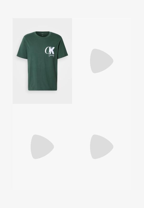 Grünes Baumwoll-T-Shirt mit kurzen Ärmeln und Rundhalsausschnitt, mit einem großen weißen CK-Logo auf der Brust und dem Text "Calvin Klein EST 1968".; Dunkelblaue Denim-Jeans mit geradem Bein, ausgestattet mit einem Knopfverschluss, fünf Taschen und kontrastierenden Nähten.; Beiger Sneaker aus einer Mischung von Wildleder und Canvas-Materialien, mit Schnürsenkeln, runder Zehenpartie, strukturierten Sohle und dezentem Markenlogo an der Seite.; Silberne Kettenarmband mit ovalen und rechteckigen Gliedern in glatter Oberfläche. Eingraviertes Calvin Klein-Logo auf einem flachen Glied.