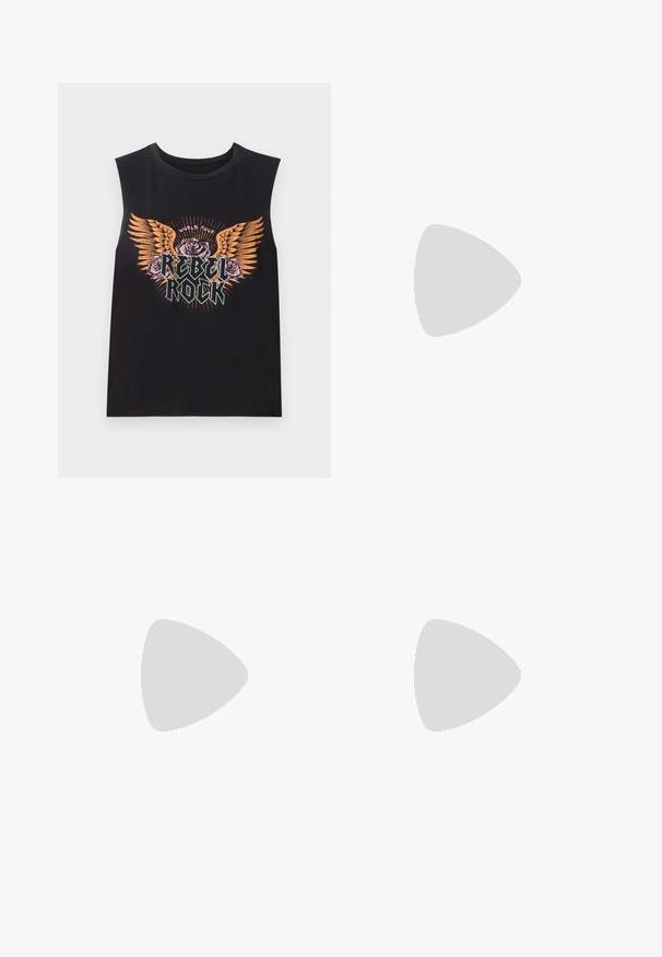 Camiseta sin mangas de algodón negra con un gráfico multicolor que presenta alas, rosas y el texto "REBEL ROCK". Cuello redondo y corte relajado.; Pantalones de lino negro con un diseño de pierna recta, que presentan un frente plano, trabillas para cinturón y un solo pliegue frontal. Textura suave, ajuste entallado.; Botas negras de cuero hasta el tobillo con puntera cuadrada, que presentan una tira ancha y un detalle de hebilla de metal. Las botas tienen una suela gruesa y una textura suave.; Bolso de piel negra con forma curva, correa desmontable y herrajes dorados. El bolso cuenta con una solapa con un detalle de hebilla.
