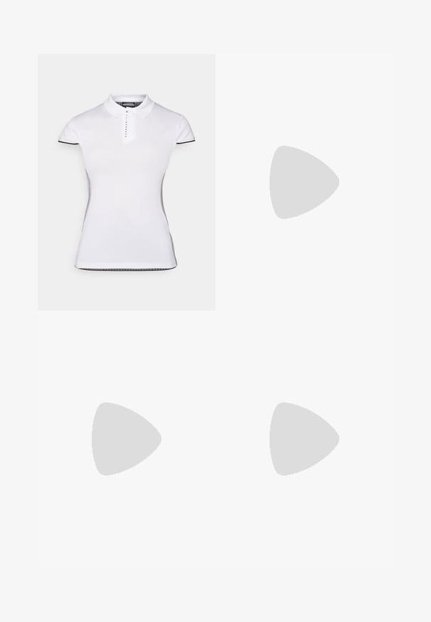 Bela polo majica s kratkimi rokavi, ovratnikom in sprednjim gumbom. Črne podrobnosti na rokavih in stranskih šivih. Mehka, gladka tekstura.; Temno modri hlače iz mešanice bombaža, z ozkim krojem, ravnim sprednjim delom in zankami za pas, z gladko teksturo in čistimi linijami.; Svjetloplave atletske cipele s mrežastim gornjim dijelom, zaobljenim vrhom, podstavljenim đonom i reflektirajućim akcentima. Imaju vezice i potporni petni dio.; Črna usnjena torbica čez ramo s koničasto obliko, z zlatimi dodatki in sprednjim ploščicnim detajlom s logotipom. Vključena je nastavljiva naramnica.