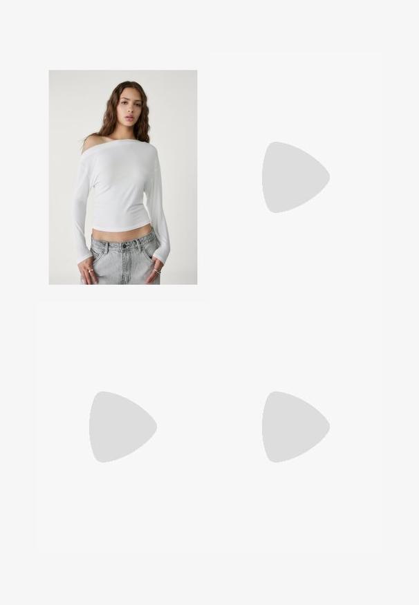 Stradivarius ASYMMETRICAL  - T-shirt à manches longues - white; Shorts de sport noirs en tissu extensible avec une taille haute. Avec des bandes latérales blanches et un petit logo blanc en bas.; Chaussure slingback en cuir noir avec un bout pointu, un petit talon et un design découpé sur les côtés. Texture lisse avec une apparence élégante.; Sac à épaule en cuir rouge avec un design courbé, texture lisse et fermeture éclair. Il dispose d'une fine anse pour le porter.