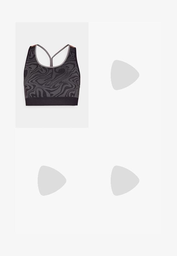 Črna športna modrček z sivo vijugasto vzorčno, ki ima izrez s krožno obliko in zasnovo z dirkaškim hrbtom. Narejen je iz teksturiranega pletenega blaga.; Even&Odd active ESSENTIAL MID RISE BOOTY SHORTS - Pajkice - black; Bela športna obutev iz mrežastega in sintetičnega materiala. Ima teksturiran dizajn, obloženo ovratnico in geometrijske poudarke na peti.; Črna torba z blazino, z zgornjim zadrgo, dvema kratkima ročajema in logotipom spredaj; vključuje stranske žepke in nastavljive naramnice.