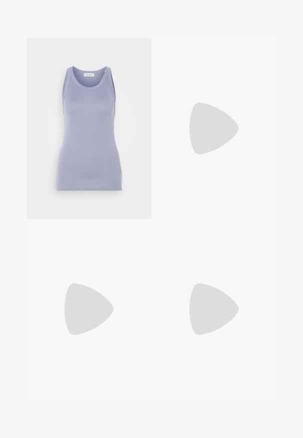 Top a canotta lavanda chiaro con una vestibilità aderente, realizzato in un tessuto a maglia morbido. Presenta un collo rotondo e spalline larghe, con un branding minimale.; Pantaloni ampia blu chiaro con strisce verticali bianche e rosse. Presentano un elastico in vita e tasche laterali. Texture liscia simile al cotone.; Sandalo alto con tacco bianco a strisce, con una base piatta per le dita, un frontale testurizzato con dettagli arricciati e una sottile cinghia alla caviglia.; Borsa a tracolla imbottita color crema con manico curvo e chiusura con zip. Presenta una texture liscia e una forma arrotondata per un aspetto contemporaneo.; Orecchini in metallo argento con un design ondulato e scultoreo, caratterizzati da una finitura lucida e forme irregolari, che evidenziano un'estetica contemporanea.