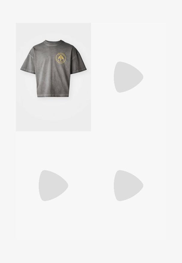 Graues, kurzärmliges, beschnittenes T-Shirt mit einem kreisförmigen gelben Logo auf der Brust. Weicher Stoff mit einer leicht verblassten Textur.; Marineblaue Shorts mit elastischem Bund und verstellbarem Kordelzug. Aus einem leichten Stoff gefertigt und mit einer lockeren Passform.; Schwarze und graue Sportschuhe mit weißen Akzenten, ausgestattet mit einem strukturierten Obermaterial, runder Zehenform und kontrastierender Naht. Schnürdesign.; Metallarmband mit ineinandergreifenden rechteckigen Gliedern; polierte Silberoberfläche; verfügt über einen sicheren Verschluss zum Schließen.