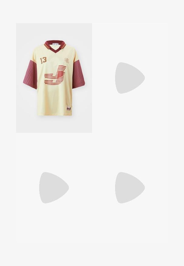 Korte mouwen jersey in lichtgeel met bruin en kastanjebruine gestreepte mouwen, met een groot gestileerd logo, het nummer "13," en een kraag.; Gelaagde maxi-jurk met een brede elastische tailleband. Kenmerkt zich door een verlooppatroon van paarse, groene en blauwe tinten, gemaakt van lichte stof.; Beige hoge sneakers met een ontwerp van suède en mesh, verstelbare klittenbandsluitingen en een dikke rubberen zool met een zigzagpatroon.; Roze nylon schoudertas met een zacht, gewatteerd ontwerp. Beschikt over een verstelbare schouderband en een slank profiel, met een kleine zijlus voor extra detail.