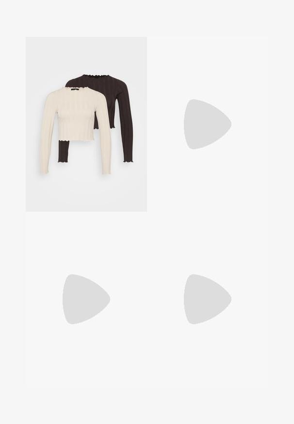 Μακρυμάνικα μπλούζες με ρίγες σε κρέμα και σκούρο καφέ, με cropped κόψιμο και βολάν στα ντεκολτέ με πριγκιπικά άκρα.; Μπεζ ψεύτικες δερμάτινες παντελόνες με στενή γραμμή, μπροστινές τσέπες και κλείσιμο με κουμ�πί, διαθέτοντας λεία υφή και στενό τελείωμα.; Μαύρες παπούτσια loafers από πατίνα με χοντρή μαύρη σόλα και χρυσές λεπτομέρειες. Απαλή υφή και στρογγυλή μύτη.; Ασημένια σκουλαρίκια κρίκοι με κομψό, στρογγυλό σχέδιο, που διαθέτουν λεία επιφάνεια και χωρίς ορατά διακοσμητικά στοιχεία. Η διάμετρος δεν αναφέρεται.