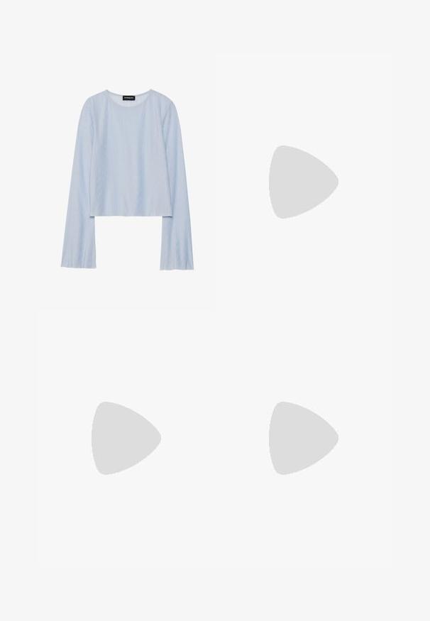 Haut bleu clair à manches longues en tissu texturé avec un motif ondulé ; il possède un col rond et un ourlet court.; Pantalons noirs pailletés avec une coupe ajustée et un bas évasé. Le tissu a une texture brillante avec un motif de petits disques réfléchissants.; Sandales à plateforme noires avec des fines lanières croisées et une boucle carrée. Texture lisse et un large talon épais pour plus de stabilité.; Lunettes de soleil en écaille de tortue marron avec une forme vintage de lunettes cat-eye et des verres marron. Présente des branches courbées avec des accents rouges.; Sac hobo noir en matériau semblable à du cuir, avec une anse torsadée, arborant une forme douce et arrondie, et une fermeture zippée sur le dessus.; Boucles d'oreilles en or avec une finition lisse et brillante. Design circulaire présentant un petit clou et une attache transparente pour un port sécurisé.