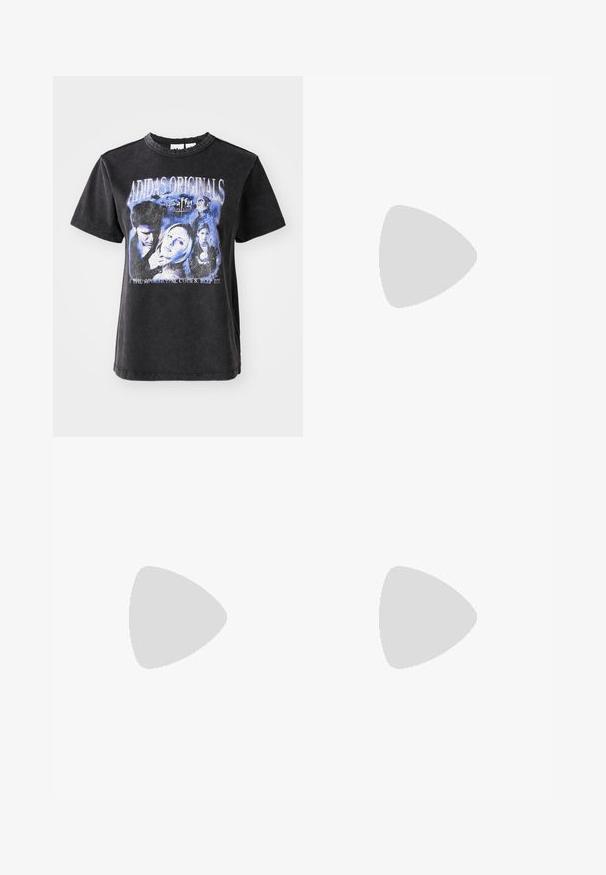 Μαύρο βαμβακερό T-shirt με κοντά μανίκια, που διαθέτει πλυμένο γραφικό σχέδιο με χαρακτήρες από το "Buffy the Vampire Slayer" σε μπλε αποχρώσεις.; Κόκκινες δερμάτινες παντελόνες cargo σε φαρδιά γραμμή με ψηλή μέση, κουμπί κλεισίματος, πλαϊνές τσέπες και τρεις λευκές ρίγες κατά μήκος των ποδιών.; Ροζ σουέτ αθλητικά παπούτσια με πράσινες ρίγες και λεπτομέρειες, που διαθέτουν σόλα από καουτσούκ. Φοριούνται με λευκές ριμπαριστές κάλτσες. Η κοντινή λήψη τονίζει τις λεπτομέρειες.; Γυαλιά ηλίου aviator με γκριδενά μπλε φακούς, ασημένιο μεταλλικό σκελετό και διακοσμητικά αστέρια στους φακούς. Λείος και κομψός σχεδιασμός.